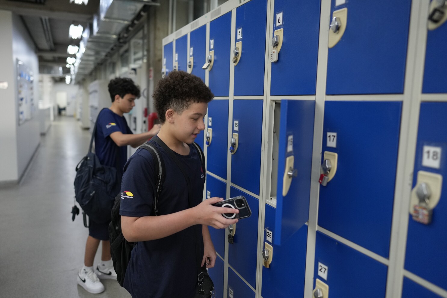 New law in Brazil is making students put away their smartphones at school