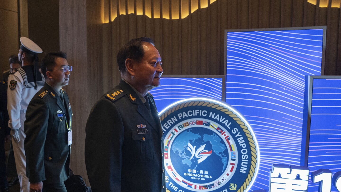 ЦИНДАО Китай AP — Един от най висшите военни лидери на