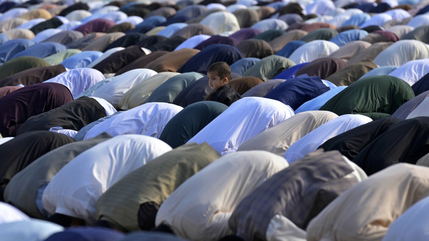 2024年Eid：イスラム教徒は家族の再会、新しい服、スナック、祈りで祝います。