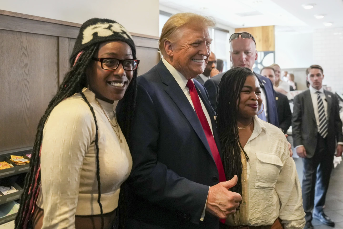 Trump suddenly seems to love Black voters for some reason — but it’s def not mutual: A recent poll found only a 25 percent favorability rating for the disgraced ex-president among Black Americans 🚨