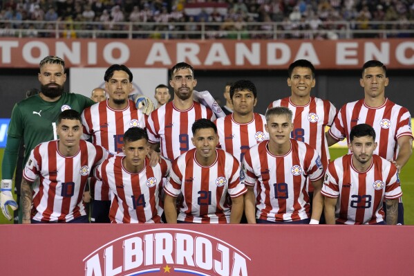 El once titular de Paraguay previo al partido contra Perú por las eliminatorias del Mundial, el jueves 7 de septiembre de 2023, en Ciudad del Este. (AP Foto/Jorge Sáenz)