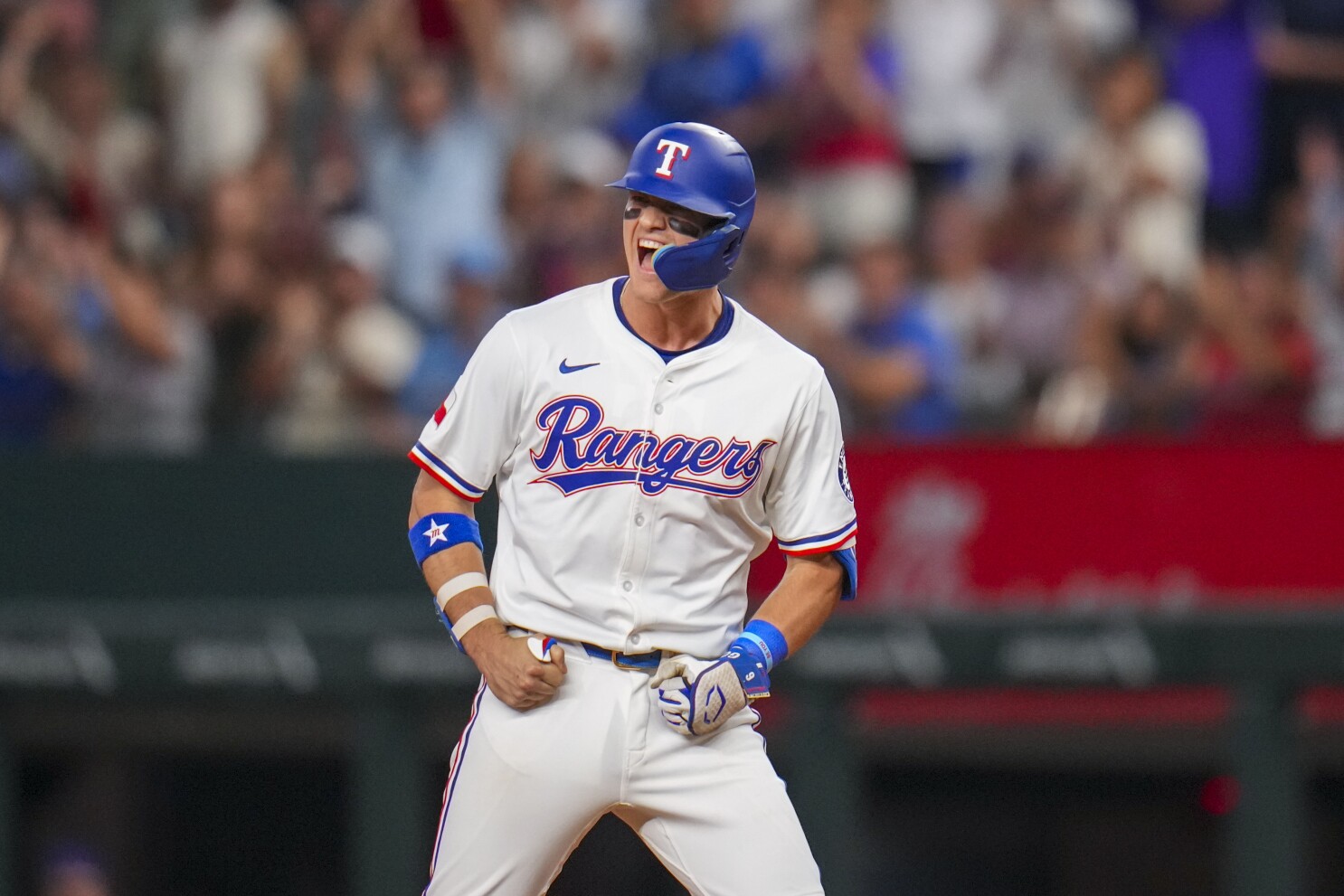 Jung's run-scoring single in the eighth helps Rangers beat Blue Jays 2-0