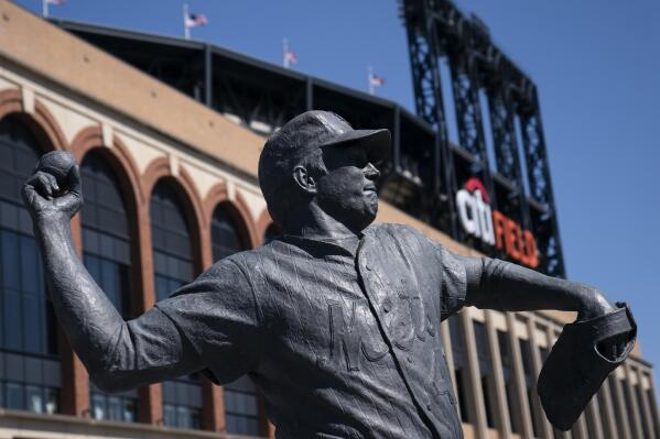 Mike Piazza pays tribute to 'baseball icon' Tom Seaver