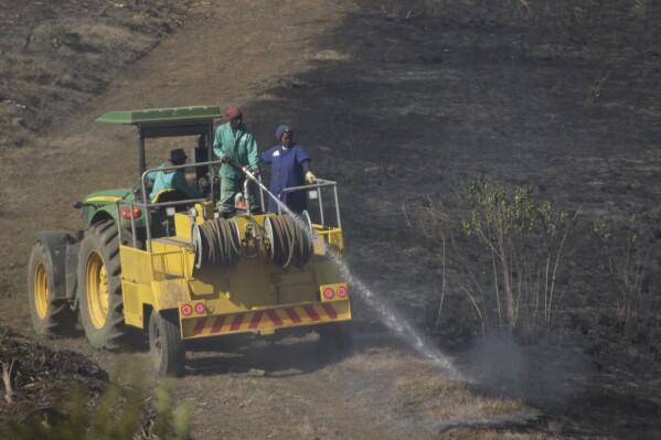 Firemen douse a wildfire in Howick, near Durban, South Africa, Wednesday, July 10, 2024. South Africa's emergency services said Monday, July 15, 2024, that several firefighters have died battling a bushfire in the eastern KwaZulu-Natal province and another few are in a critical condition. Authorities said they suspect that Sunday's fire may have been started by poachers trying to trap animals to kill. (ĢӰԺ Photo)