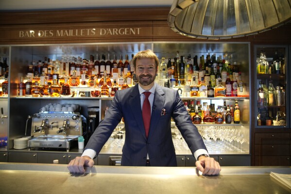 Le patron du restaurant La Tour d'Argent, André Terrail, pose à Paris, le mercredi 13 décembre 2023. (AP Photo/Christophe Ena)