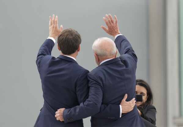 O presidente brasileiro Luiz Inácio Lula da Silva, à direita, e o presidente francês Emmanuel Macron tiram fotos no palácio presidencial do Planalto em Brasília, Brasil, quinta-feira, 28 de março de 2024. (AP Photo/Eraldo Peres)