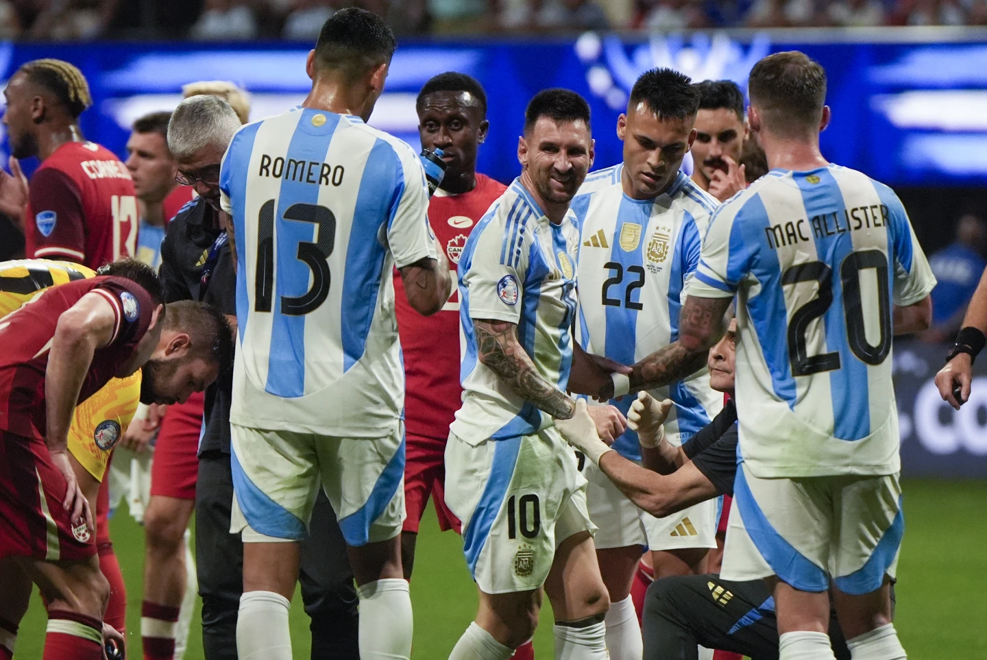 梅西率领阿根廷队战胜加拿大队，2-0战胜加拿大队，开启美洲杯卫冕之路
