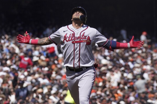 Riley keeps Braves rolling with 30th HR in 7-3 win over Giants