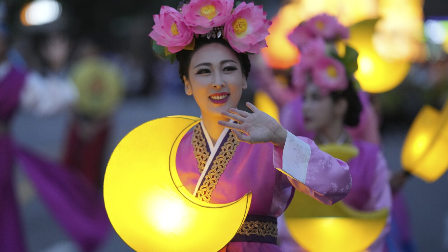 AP PHOTOS: Thousands of Buddhists participate in Lotus Lantern Festival in South Korea