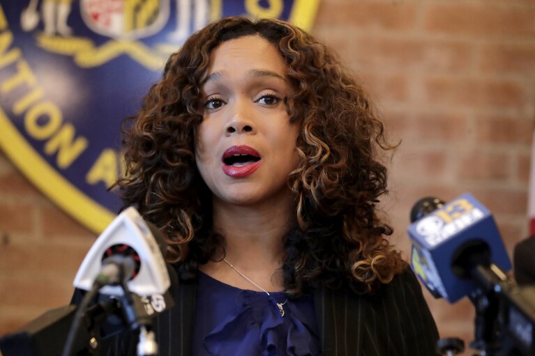 ARQUIVO - A procuradora do estado de Maryland, Marilyn Mosby, fala durante uma entrevista coletiva, 3 de dezembro de 2019, em Baltimore.  A sentença do ex-procurador do estado de Baltimore está marcada para começar na quinta-feira, 23 de maio de 2024, em um tribunal federal em Greenbelt, um subúrbio de Maryland na capital do país.  Mosby será condenada por mentir sobre suas finanças pessoais para poder acessar indevidamente fundos de aposentadoria durante a pandemia de COVID-19.  (AP Photo/Julio Cortez, Arquivo)