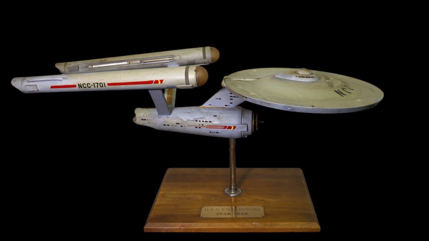 ДАЛАС AP — Първият модел на USS Enterprise — използван