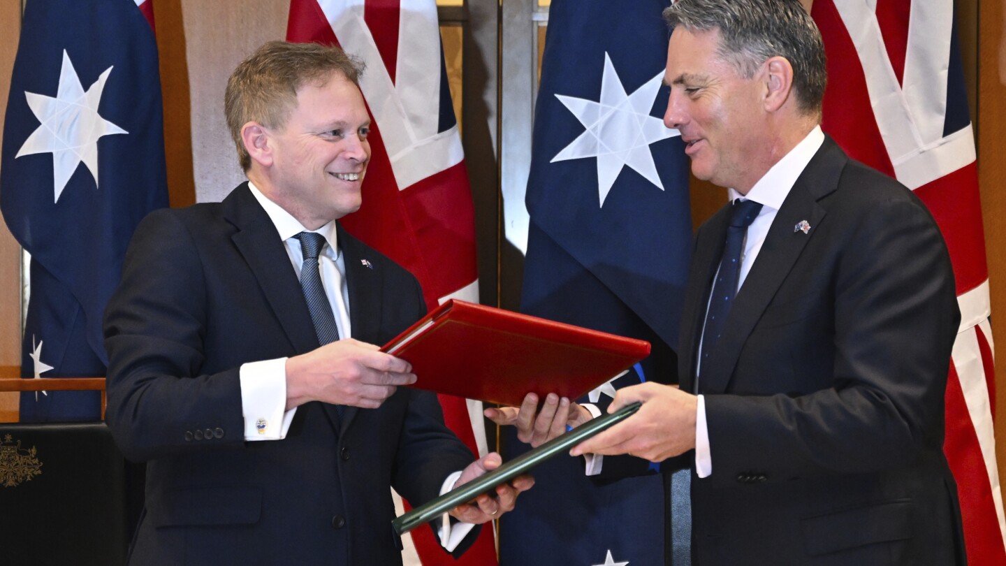 СИДНИ (AP) — Австралия и Обединеното кралство подписаха ново споразумение