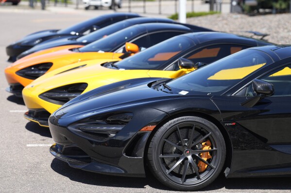 Una fila de cupés deportivos de lujo usados ​​afuera de un concesionario McLaren el domingo 27 de agosto de 2023 en Highlands Ranch, Colorado. La inflación en Estados Unidos aumentó ligeramente en julio después de 12 meses consecutivos de caídas.  (Foto AP/David Zalubowski)