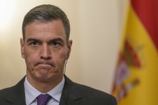 Pedro Sánchez reelegido como líder del PSOE, pero enfrenta casos legales |  AP News