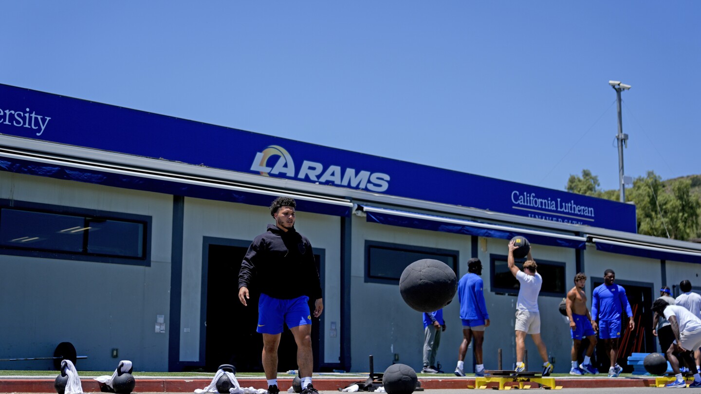 След 8 скромни години в Таузънд Оукс, Лос Анджелис Рамс напускат своя „временен“ тренировъчен дом