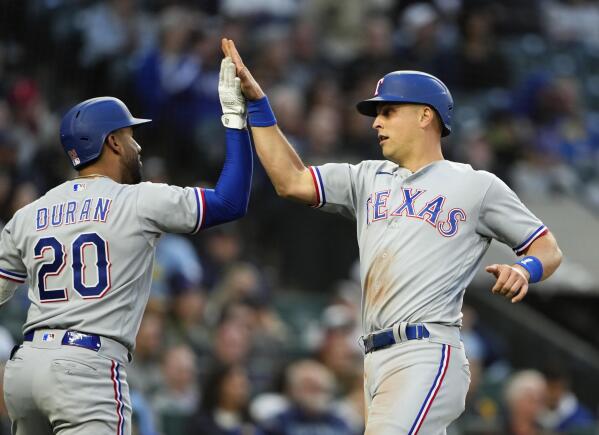 Teoscar Hernandez doubles to finally record first hit with Mariners