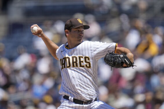 Reliever Robert Suarez, Padres finalize $46M, 5-year deal
