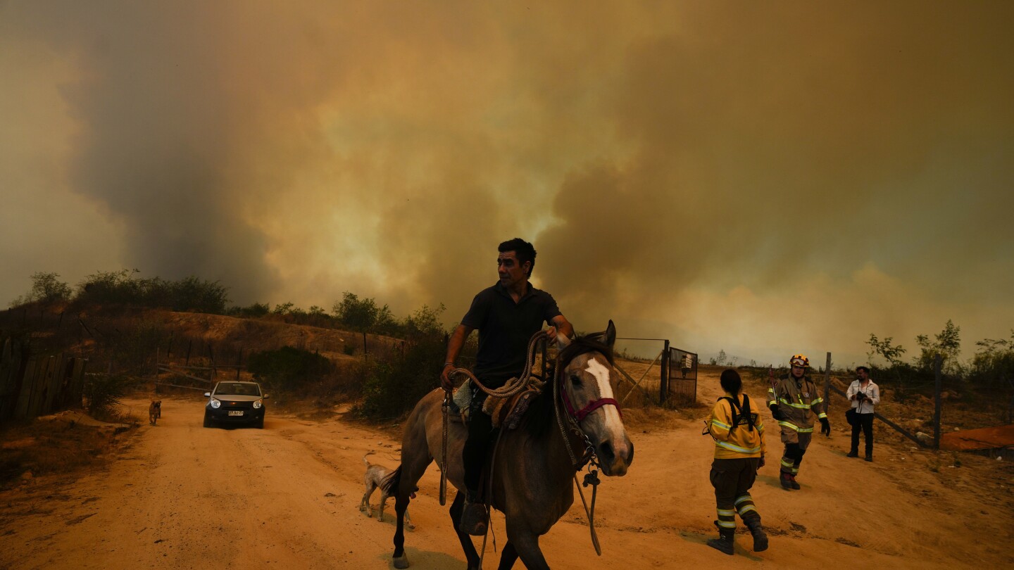 Feroces incendios dejan escenas de devastación en el centro de Chile