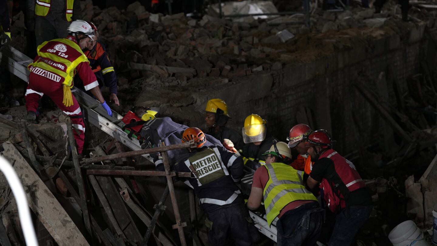 КЕЙПТАУН Южна Африка AP — Изчерпателна спасителна операция за намиране