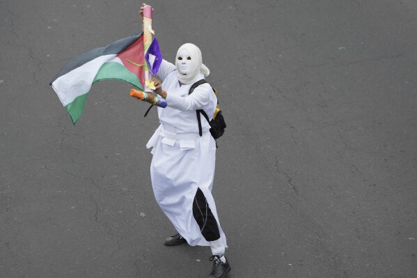 Un manifestante propalestino participa en una marcha contra los ataques israelíes, en Quito, Ecuador, el 15 de junio de 2025. (AP Foto/Dolores Ochoa)