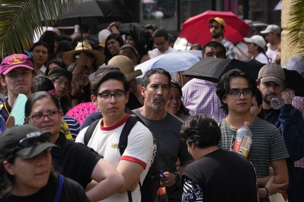Votantes hacen fila fuera de un centro de votación en las elecciones generales en Ciudad de México, el domingo 2 de junio de 2024. (AP Foto/Matías Delacroix)