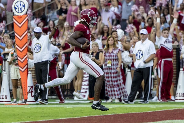 Alabama quarterback Jalen Milroe (4) runs for a touchdown against Western Kentucky during the first half of an NCAA college football game, Saturday, Aug. 31, 2024, in Tuscaloosa, Ala. (AP Photo/Vasha Hunt)