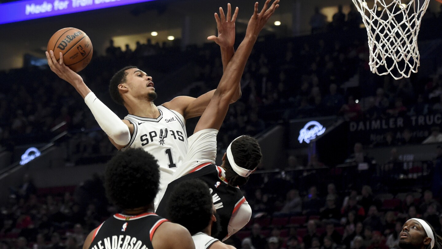 Wembanyama anota 30 puntos y los Spurs rompen una racha de 5 derrotas con una victoria de 118-105 sobre los Trail Blazers