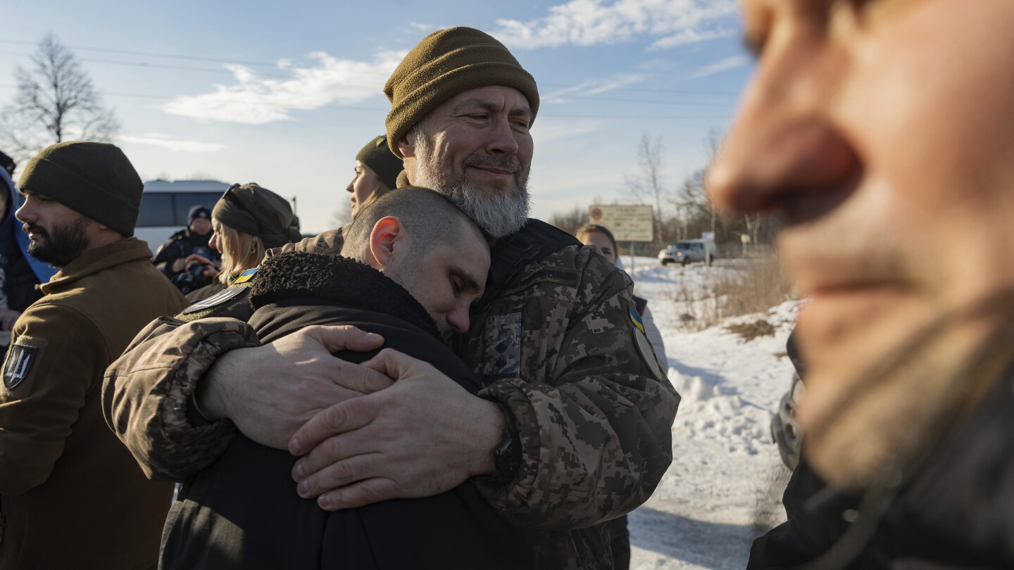 Photo of Russland und die Ukraine haben trotz Spannungen wegen eines Flugzeugabsturzes letzte Woche Dutzende Kriegsgefangene ausgetauscht