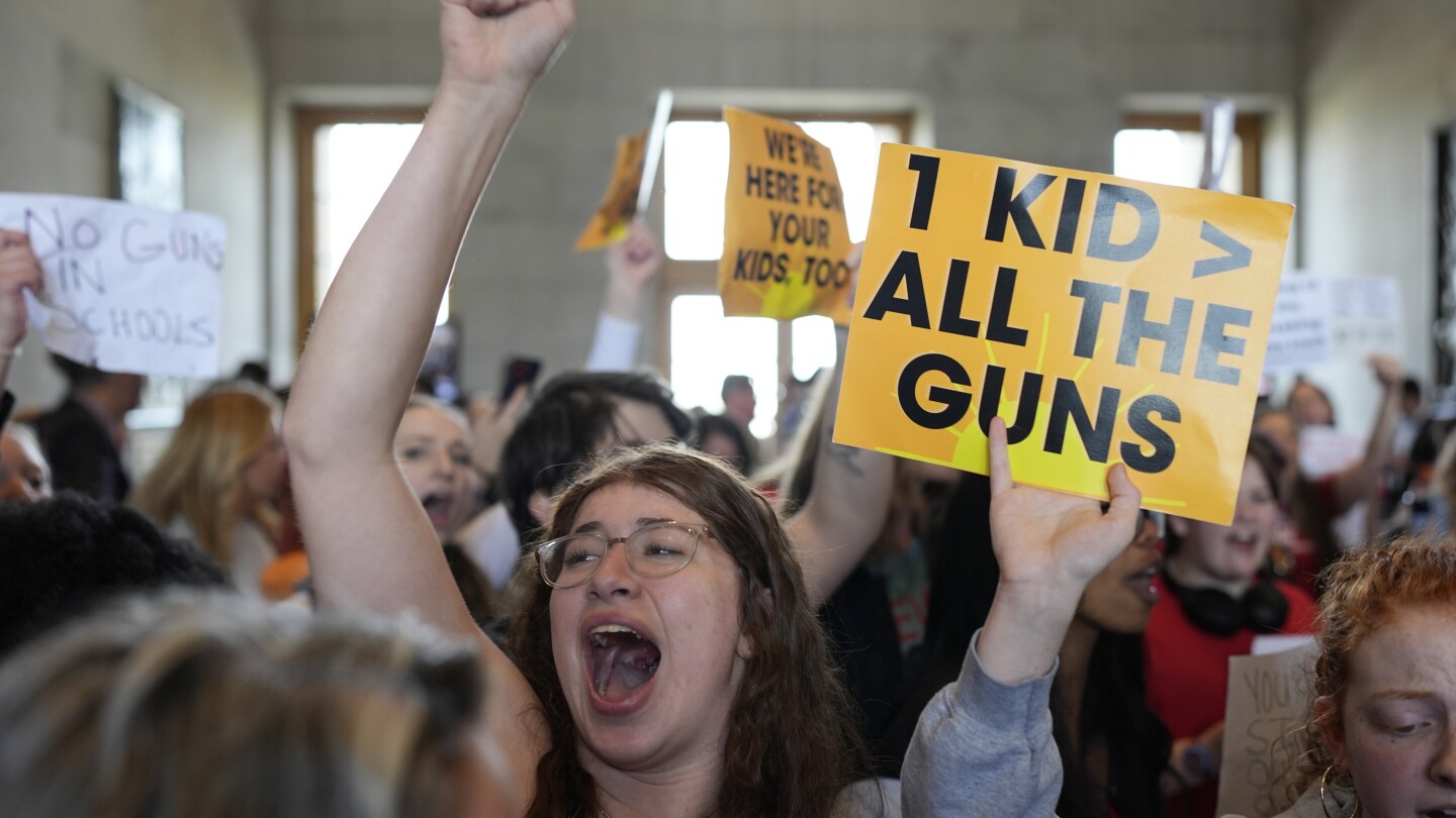 Tennessee passes bill to allow armed teachers in public schools Photo