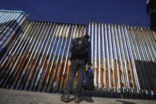 Un migrante espera del lado mexicano de la frontera luego de que agentes de la Oficina de Aduanas y Protección Fronteriza de Estados Unidos detuvieron a un par de migrantes que cruzaron la frontera por la playa, el 26 de junio de 2022, en Tijuana, México. (AP Foto/Marco Ugarte, archivo)