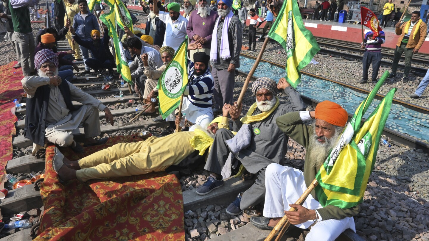 Индийските фермери стачкуват, за да поискат гарантирани цени на реколтата, докато други се опитват да маршируват до Ню Делхи