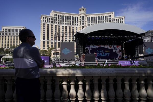NFL Draft in Las Vegas: Fountains, scubas, slot machines, Ferris