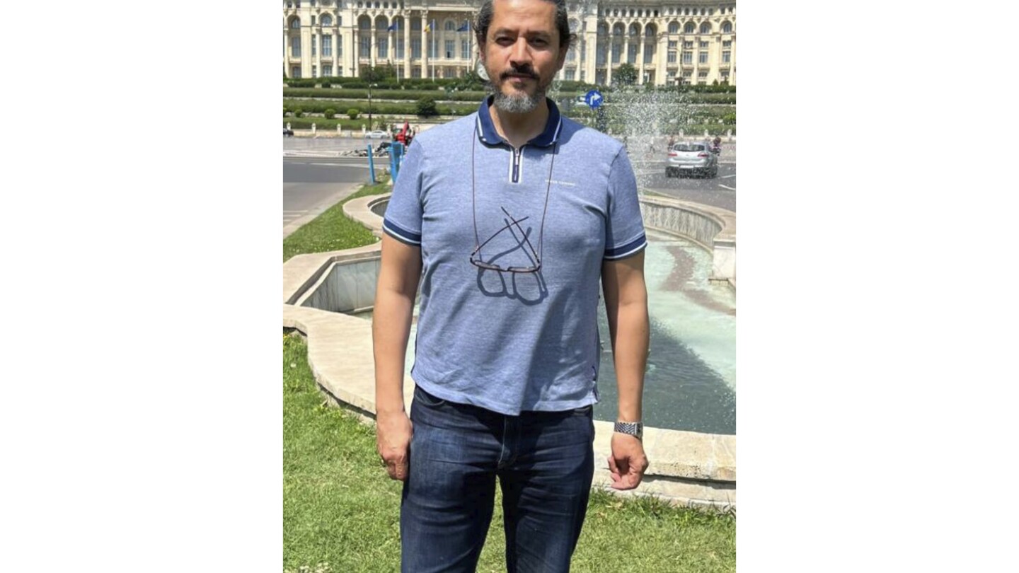 Лондон AP Адвокати на египетски поет и активист който се