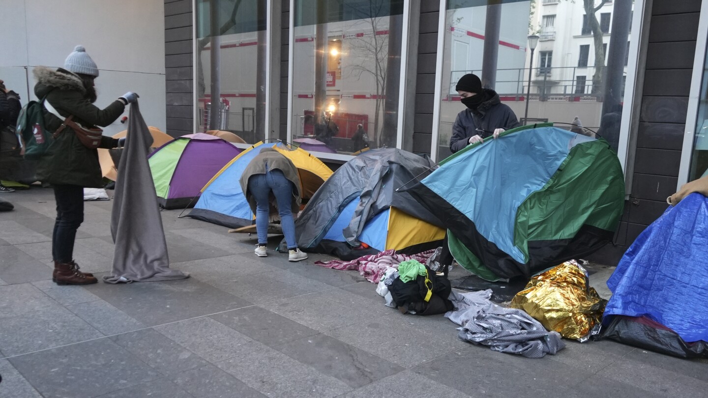 ПАРИЖ АП — Френската полиция изгони мигранти от импровизиран лагер