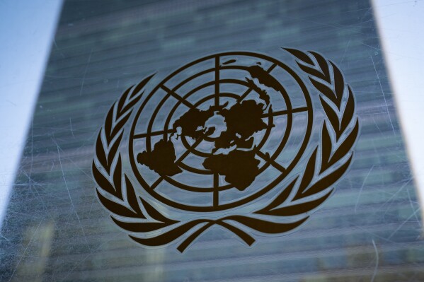 文件——2022年2月28日，联合国总部秘书处大楼外，展示了联合国的象征。分歧很大的联合国安理会于2024年5月30日星期四投票决定延长对南苏丹的武器禁运，尽管世界上最新的国家、非洲联盟以及包括俄罗斯和中国在内的六个国家呼吁解除或至少放宽限制措施。（美联社照片/约翰·明奇洛档案）