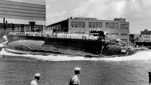 ARCHIVO - En esta foto de archivo del 9 de julio de 1960, el submarino de ataque de propulsión nuclear USS Thresher de la Marina de los EE. UU. es botado inicialmente en Portsmouth Navy Yard en Kittery, Maine.  En 1963, la tripulación del barco de rescate escucha con impotencia después de recibir un mensaje siniestro. 