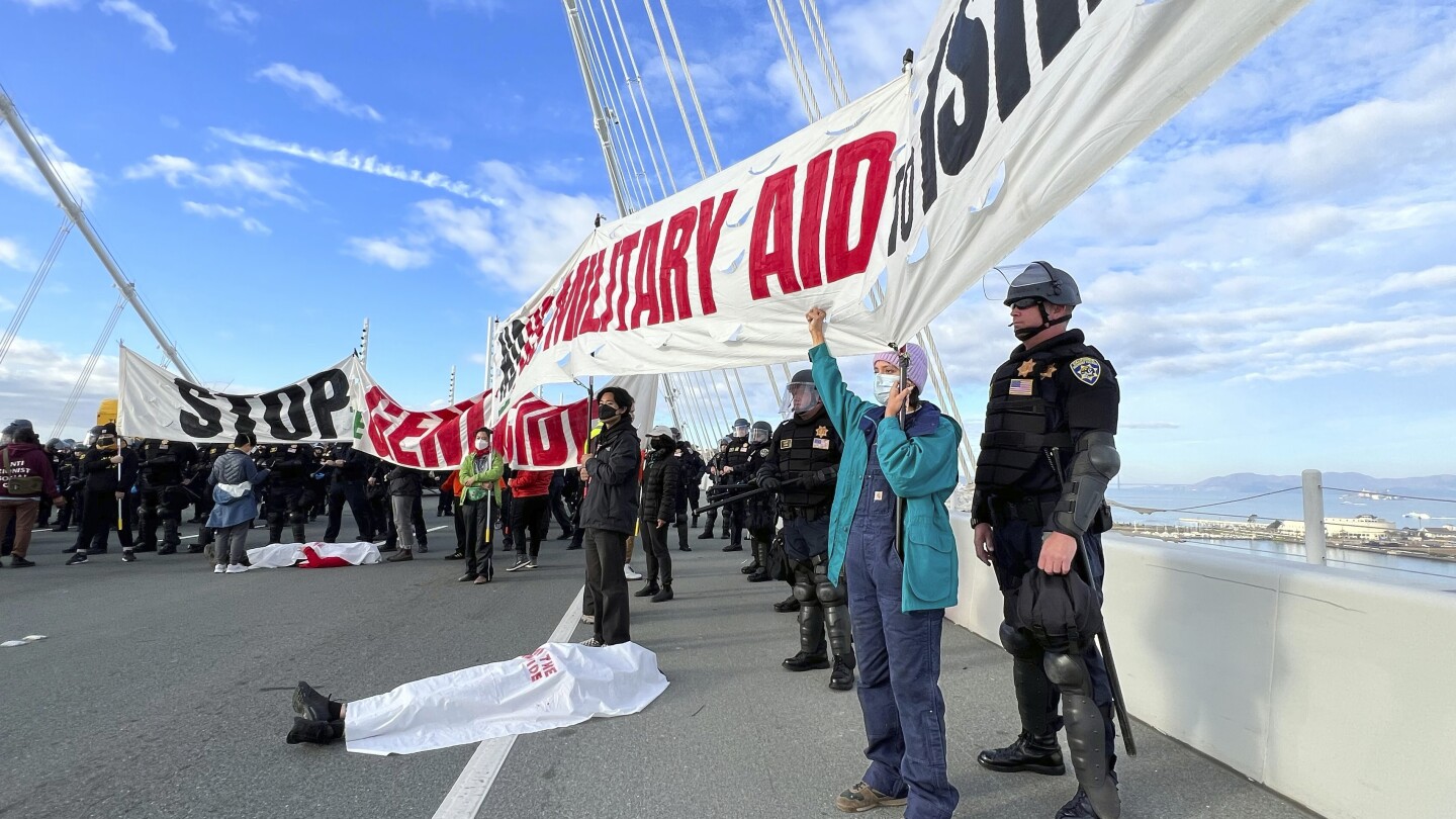 Прокурорите в Сан Франциско започнаха да повдигат обвинения на 80 протестиращи, които блокираха мост, докато настояваха за прекратяване на огъня