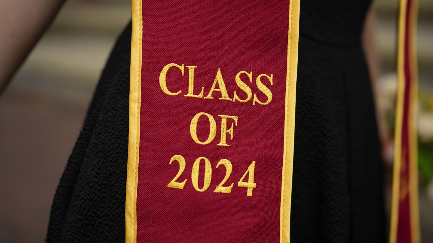 Випуск 2024 отразява годините в колежа, белязани от COVID-19, протести и изгубени етапи от живота