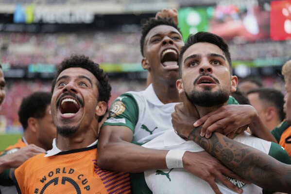 Palmeiras' players hug Jose Manuel Lopez, right, after je scored during the Club World Cup group A soccer match between Palmeiras and Al Ahly in East Rutherford, N.J., Thursday, June 19, 2025. (AP Photo/Seth Wenig)