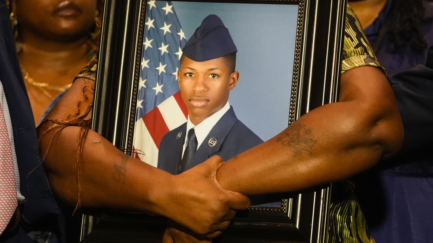 Кой може да претендира за самоотбрана при стрелба? Смъртта на Airman разпалва дебат относно расата и правата върху оръжията