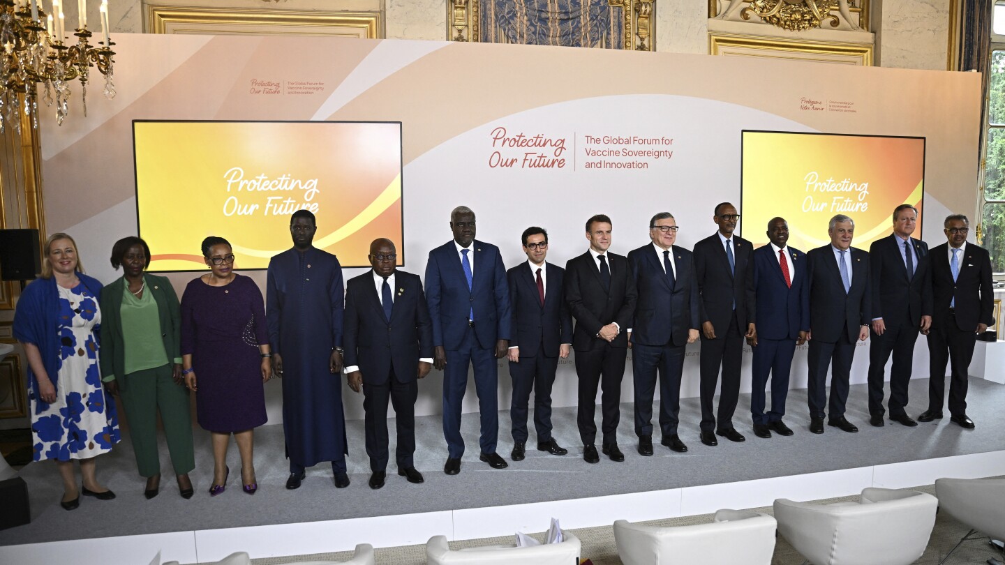 ПАРИЖ AP — Френският президент Еманюел Макрон се присъедини към