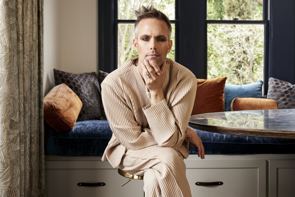 Foto ini menunjukkan nominasi Grammy Award Justin Tranter pada 25 Mei 2023. Penulis lagu nominasi Grammy ini dikreditkan dengan beberapa hits terbesar dalam dekade terakhir.  (Jenna Bevley melalui AP)