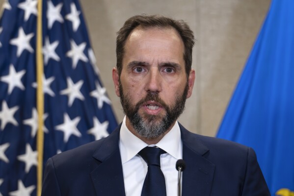 El fiscal especial Jack Smith habla con los medios sobre una acusación contra el expresidente Donald Trump, el martes 1 de agosto de 2023, en una oficina del Departamento de Justicia en Washington.  (Foto AP/J. Scott Applewhite)