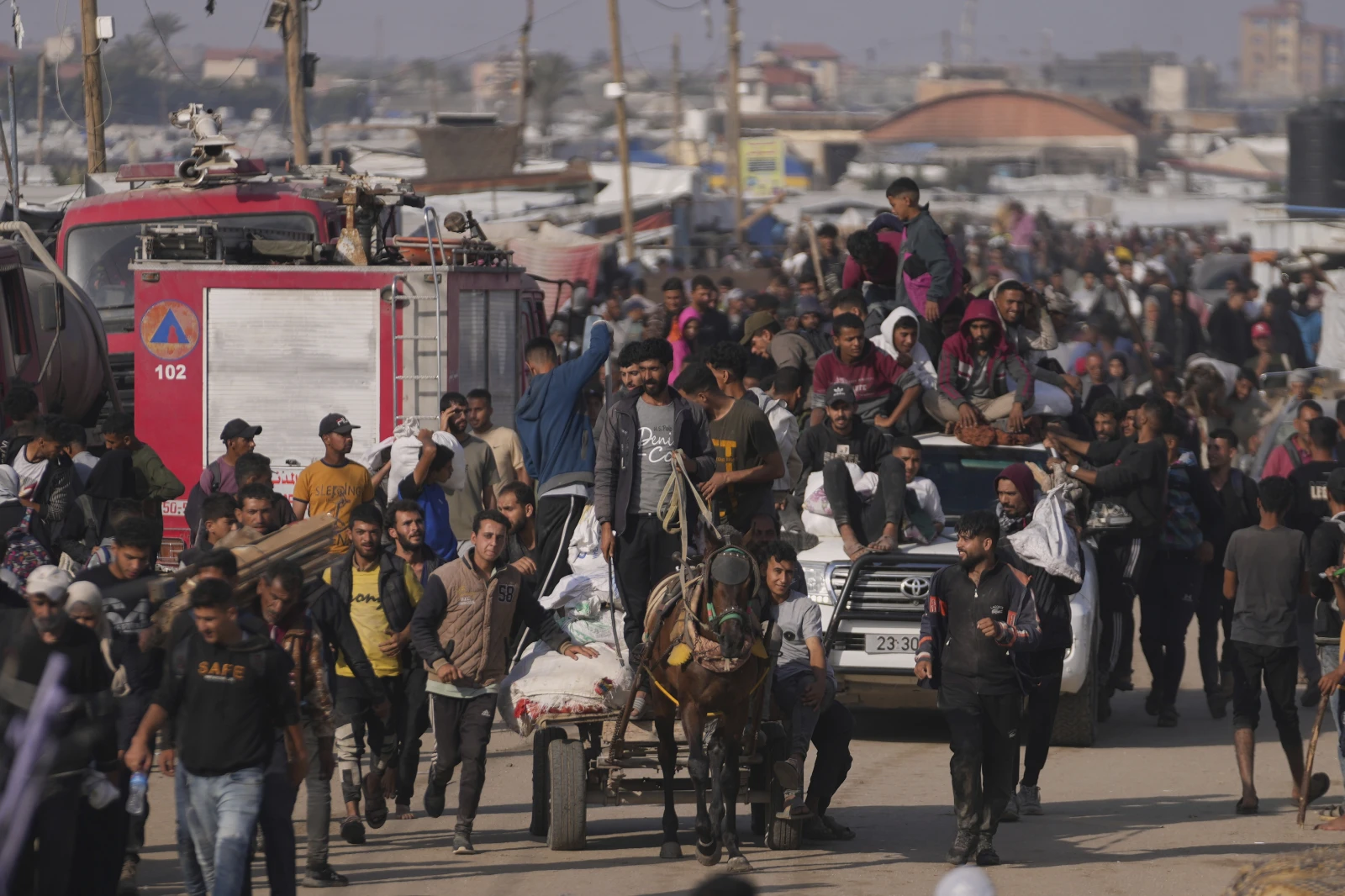 Gazans carry food packages home