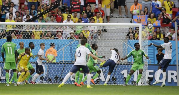 El jugador de Francia, Paul Pogba, derecha, anota un gol contra Nigeria en los octavos de final de la Copa del Mundo el lunes, 30 de junio de 2014, en Brasilia. (AP Photo/Andrew Medichini)