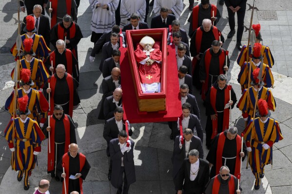 El cuerpo del papa Francisco es trasladado en un ataúd abierto por la plaza de San Pedro hacia la Basílica de San Pedro, en el Vaticano, el miércoles 23 de abril de 2025. (Vatican Media vía AP)