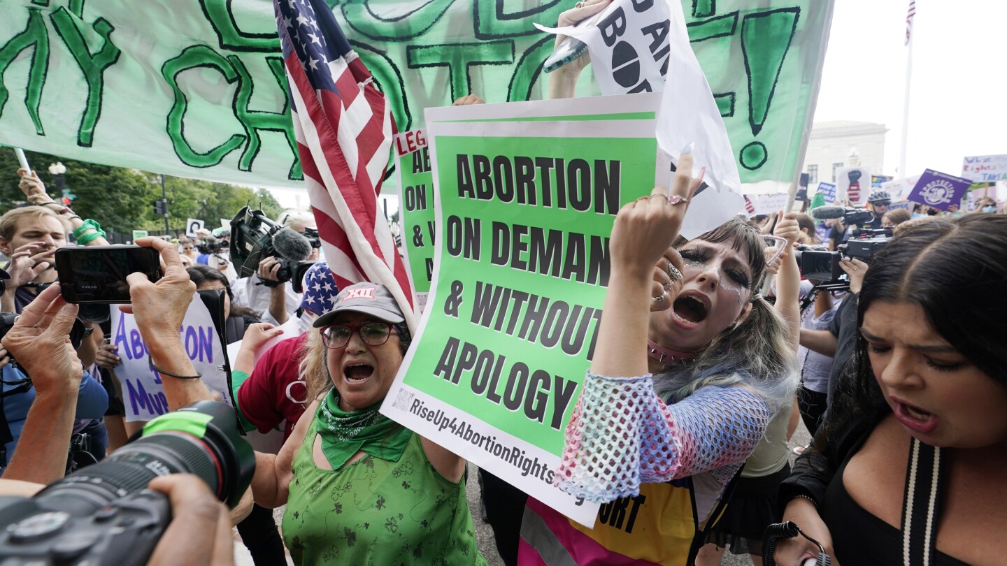 Абортите все още поглъщат политиката и съдилищата в САЩ 2 години след изтичането на проект на Върховния съд