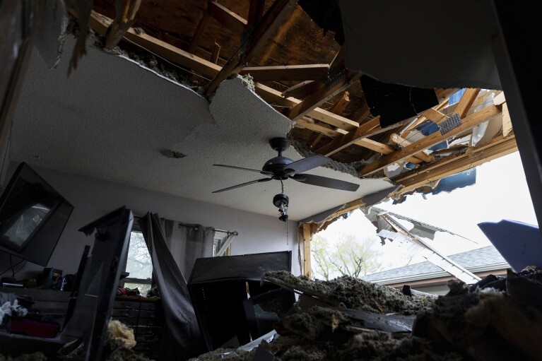 Des dégâts sont visibles dans la chambre de Justin et Amanda Putnam après qu'une violente tempête a endommagé leur quartier à Council Bluffs, Iowa, le vendredi 26 avril 2024. (Anna Reed/Omaha World-Herald via AP)