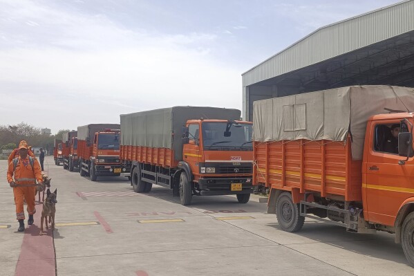 Bức ảnh do Lực lượng ứng phó thảm họa quốc gia Ấn Độ cung cấp cho thấy một đội cứu hộ cùng với những chú chó nghiệp vụ trước khi lên máy bay đến Myanmar sau trận động đất hôm thứ sáu, tại New Delhi, Ấn Độ, thứ bảy, ngày 29 tháng 3 năm 2025. (Lực lượng ứng phó thảm họa quốc gia qua AP)