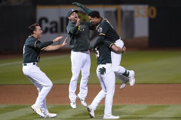 Andrus hits walk-off single in 9th, A's edge Royals 4-3